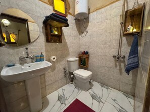 バスアメニティ (無料)、スリッパ、タオル、石鹸