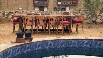 Außenpool, Sonnenschirme, Liegestühle