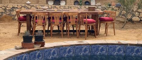 Alberca al aire libre, sombrillas en la alberca y camastros