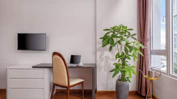 1 habitación, escritorio y espacio para trabajar con laptop