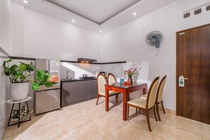 Apartamento superior, vista para a cidade | Escrivaninha, espaço de trabalho para notebook, Wi-Fi de cortesia