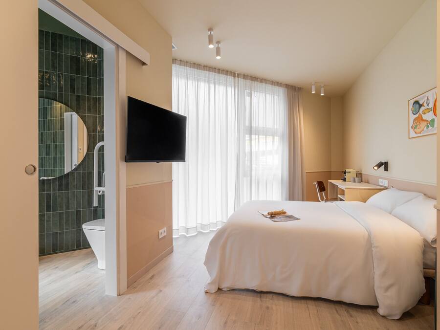 Suite | 1 bedroom, individually decorated, individually furnished