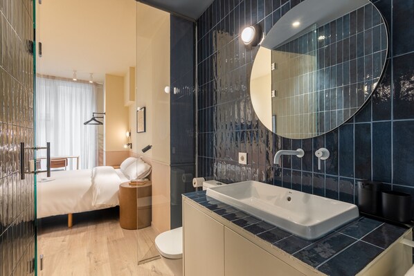 Suite | Baño | Regadera, secadora de cabello, toallas, jabón