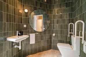 Suite | Baño | Regadera, secadora de cabello, toallas, jabón