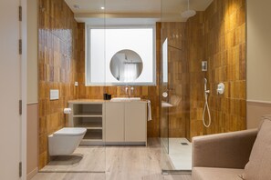 Suite | Baño | Regadera, secadora de cabello, toallas, jabón