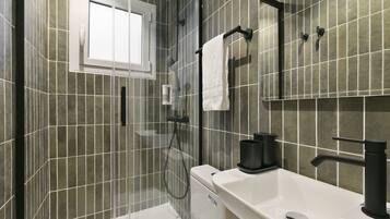 Apartment | Bathroom | Shower, hair dryer, towels, soap