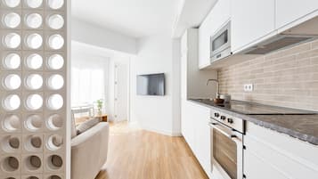 Microondas, horno, cafetera/tetera, mesa de comedor
