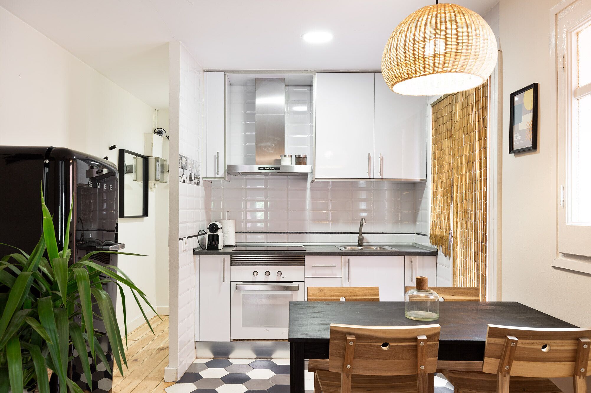Apartamento | Cozinha privada | Micro-ondas, fogão, cafeteira/chaleira, mesas de jantar