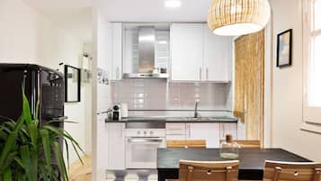 Apartamento | Cozinha privada | Micro-ondas, fogão, cafeteira/chaleira, mesas de jantar