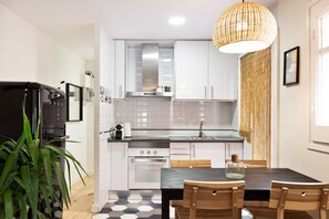 Apartamento | Cocina privada | Microondas, horno, cafetera o tetera y mesa de comedor