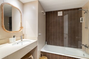 Apartment | Bathroom | Shower, towels, soap, shampoo