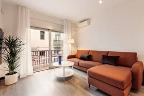 Apartment | Living area | 50-cm TV with cable channels - Maria Poblenou Apartment By Olala Homes (Barcelona)