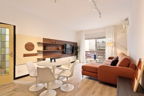 Apartment | Living area | 50-cm TV with cable channels - Maria Poblenou Apartment By Olala Homes (Barcelona)