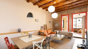 Apartamento | Área de estar | TV de tela plana 50 cm com canais a cabo