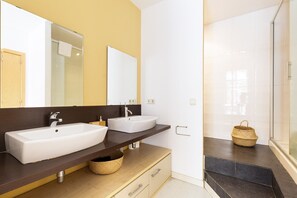 Apartment | Bathroom | Bathtub, hair dryer, towels, soap - Moianes Apartment by Olala Homes (Barcelona)
