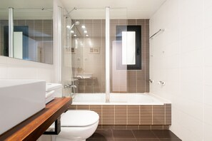 Apartment | Bathroom | Shower, hair dryer, towels, soap - Sardenya Apartment by Olala Homes (Barcelona)