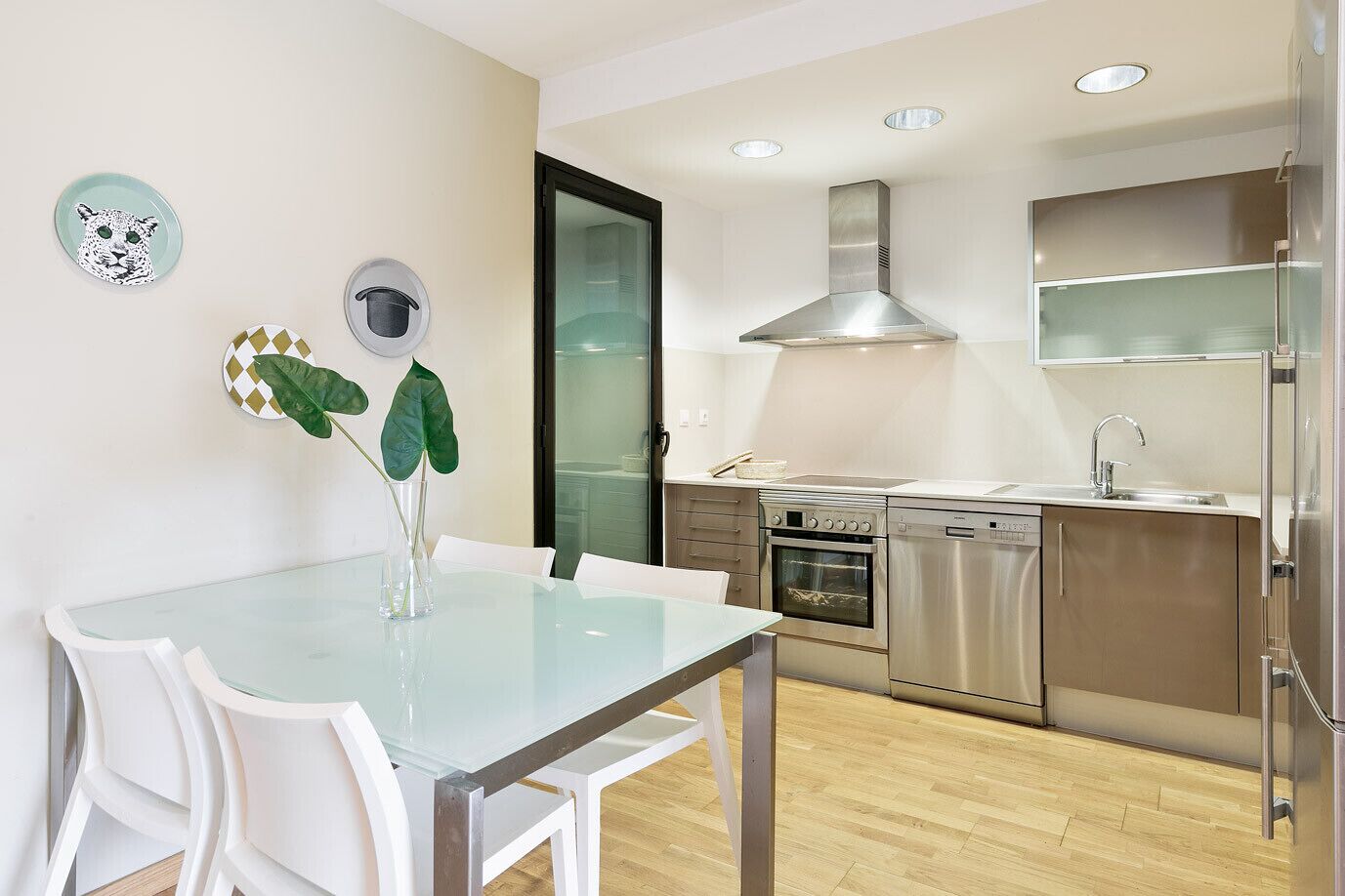 Apartamento | Cocina privada | Frigorífico pequeño, microondas, horno y lavavajillas