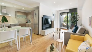Un apartamento moderno con cocina, comedor, sala de estar y balcón.
