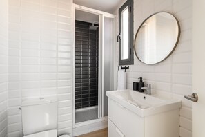 Apartment | Bathroom - Sagrada Familia Apartment By Olala Homes (Barcelona)