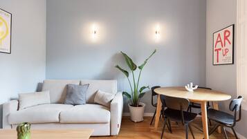 Apartment | Wohnbereich | 50-cm-Fernseher mit Kabelempfang