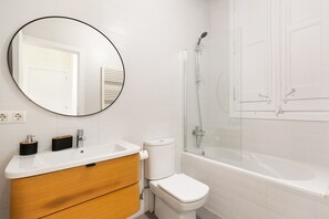 Apartment | Bathroom | Shower, towels, soap, shampoo - Señor Urgell Apartment By Olala Homes (Barcelona)