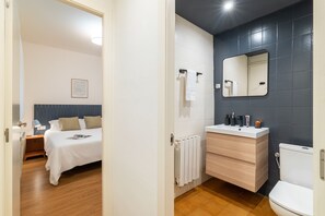 Apartamento | Baño | Ducha, secador de pelo, toallas y jabón