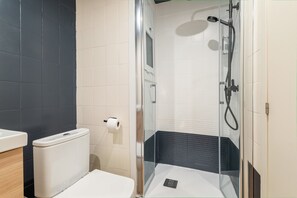 Apartamento | Baño | Ducha, secador de pelo, toallas y jabón