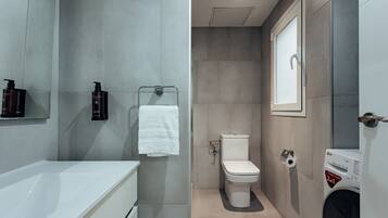 Appartement | Badkamer | Een douche, handdoeken, zeep, shampoo