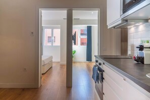 Apartamento | Cozinha privada | Micro-ondas, fogão, cafeteira/chaleira, cadeirão de bebê