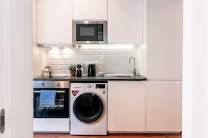 Apartament | Cuina privada | Microones, forn, cafetera i tetera i trona