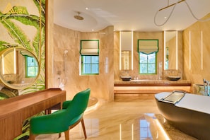 Luxury-Villa, Balkon, Blick auf die Anlage | Badezimmer | Designer-Toilettenartikel, Haartrockner, Bademäntel, Hausschuhe