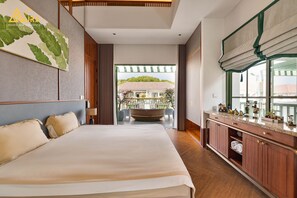 Una habitación de hotel moderna con una cama grande, armarios de madera y vistas al balcón exterior.