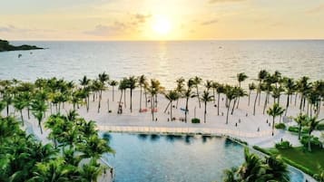 Trên bãi biển, cát trắng, xe đưa đón đến bãi biển miễn phí