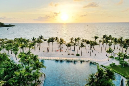 En la playa, arena blanca, traslado desde/hacia la playa gratis