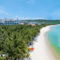 Na praia, areia branca, serviço de traslado de/para a praia grátis