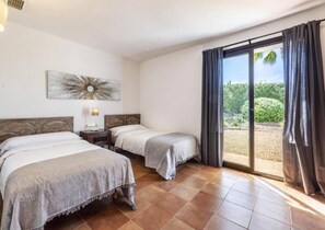 4 bedrooms, iron/ironing board, free WiFi, bed sheets