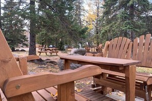 Outdoor dining - Motel Des Cascades: Double Room with 2 Double Beds (Baie-Saint-Paul)