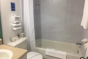 Haartrockner, Handtücher, Seife, Toilettenpapier