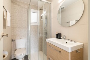 Apartment | Bilik Mandi | Pancuran mandi, pengering rambut, tuala disediakan, sabun 