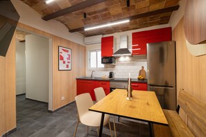 Frigobar, microondas, horno, placa de cocina