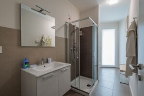 Dusche, Haartrockner, Bidet, Handtücher