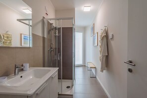 Douche, sĂšche-cheveux, bidet, serviettes fournies