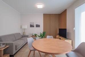 Dining - GuestHost - In Via Moretti, Bergamo, just a few steps from the train station and well connected to the city center, this 55 sqm apartment is located on the first floor with an elevator (not suitable for disabled persons). Ideal for 3 guests, it features  (Bergamo)