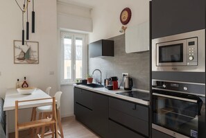 Réfrigérateur, four à micro-ondes, un four, surface de cuisson