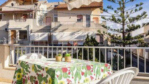 A balcony with a table, chairs, and a cactus-patterned tablecloth. - GuestHost - Cozy 25 sqm studio apartment, perfect for 2 people, located on the first floor of a renovated building without a lift. The property is located in the center of Marina di Ragusa (20 km from Ragusa), one of the most renowned seaside areas in Si (Marina di Ragusa)