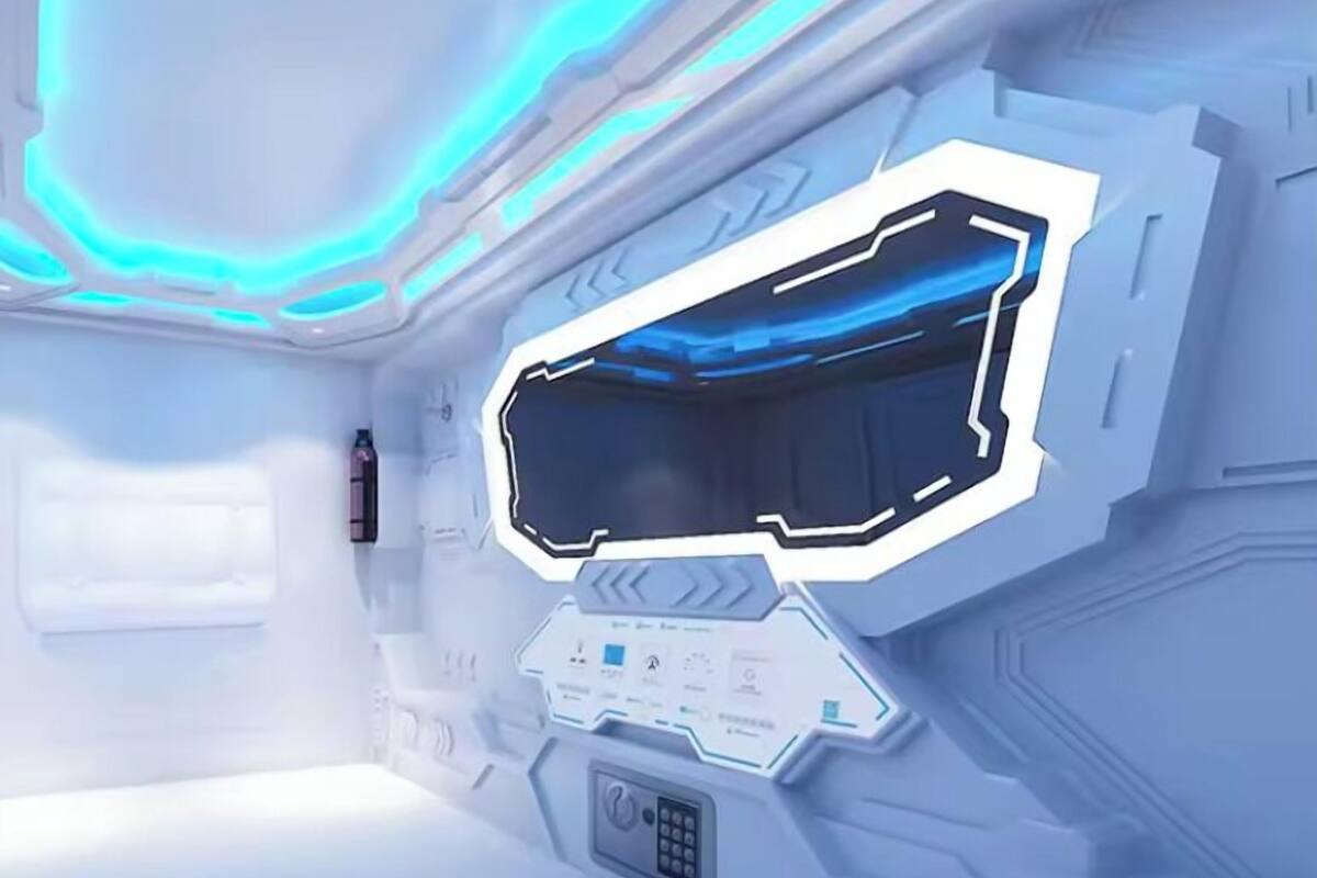 Une pièce futuriste dotée d’un grand écran numérique et d’un panneau de commande.