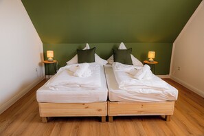2 bedrooms, in-room safe, desk, iron/ironing board - "Küstenruhe" - your retreat at the Deichkieker guesthouse - pets allowed (Wangerland)