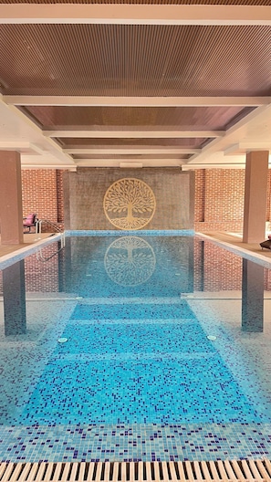 Una piscina cubierta