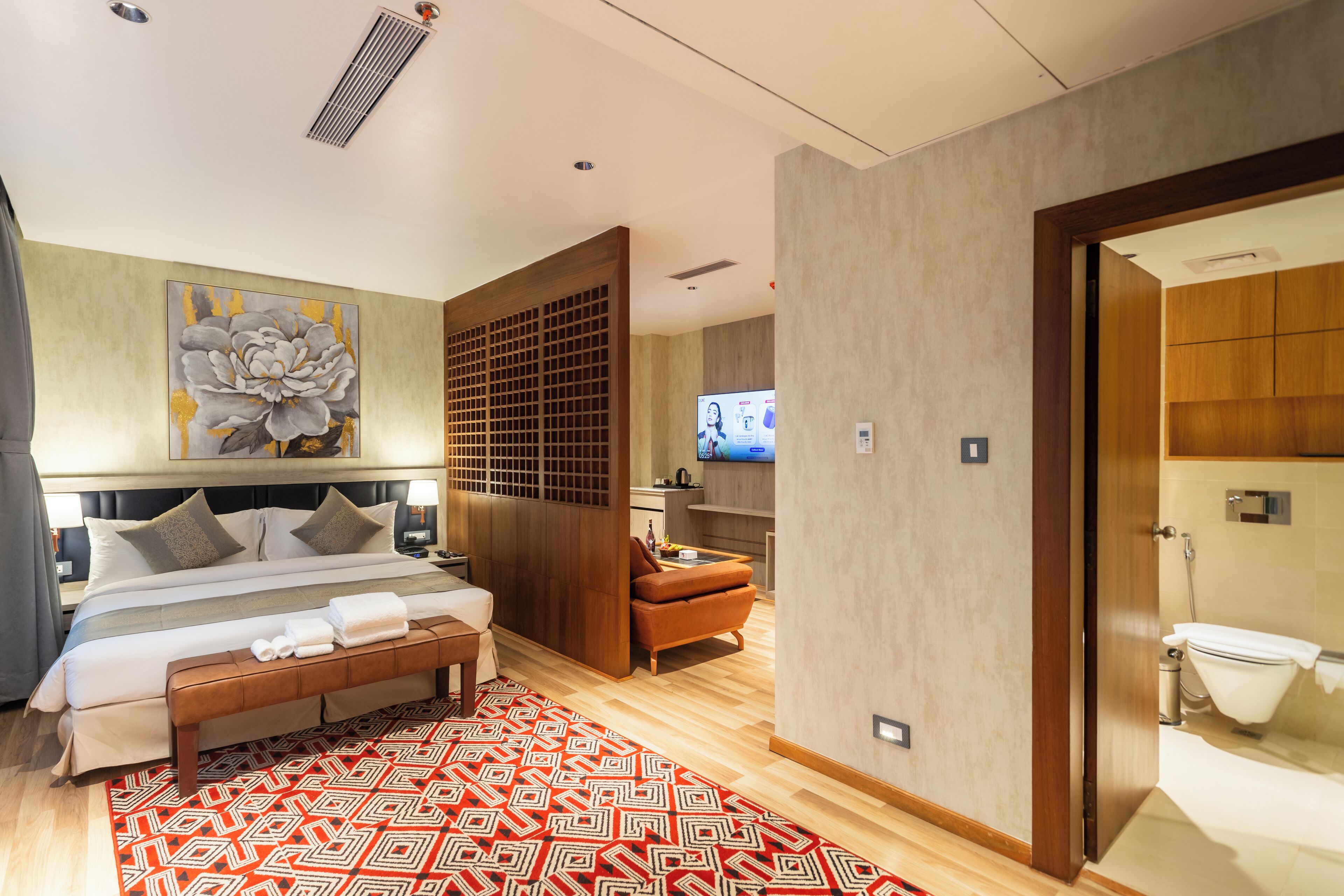 Presidential Studio Suite | Hypo-allergenic bedding, desk, laptop workspace, iron/ironing board