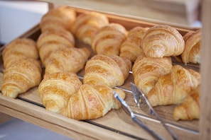 Daily continental breakfast for a fee - The Z Hotel Tottenham Court Road (London)